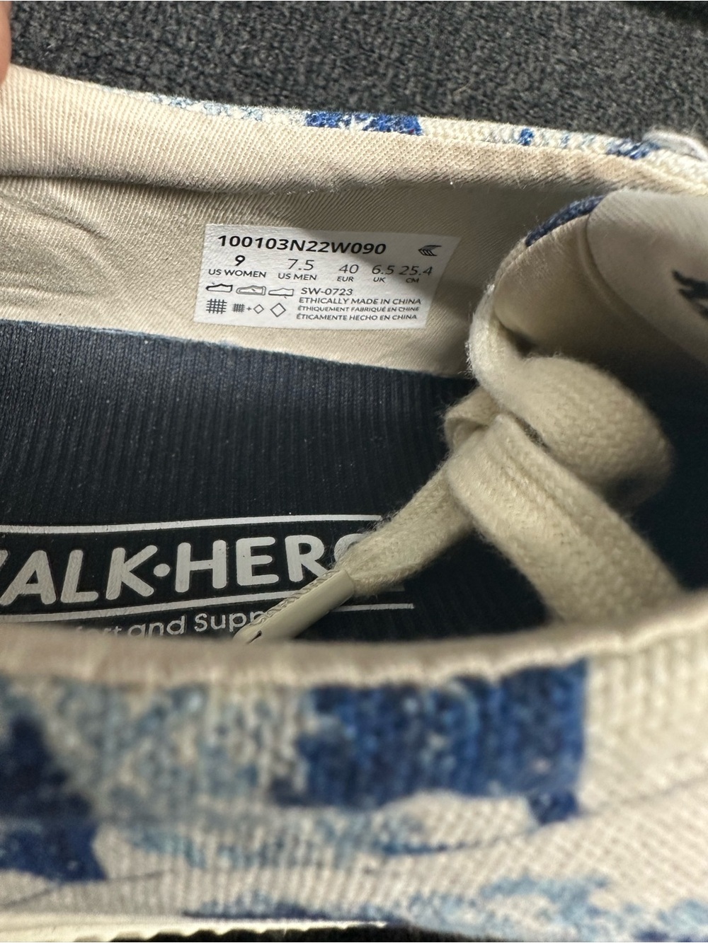 Cariuma x Hokusai collaboration sneaker Japanese art graphic waves size 9 womens - Picture 9 of 9